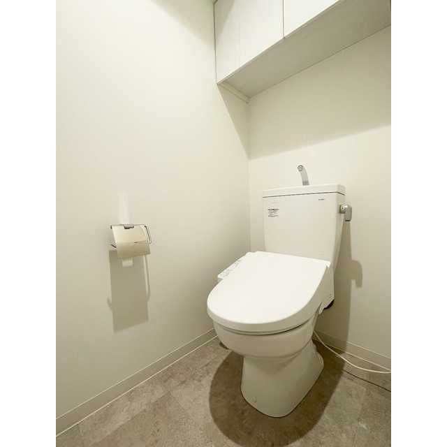 トイレ　落ち着いた色調のトイレです