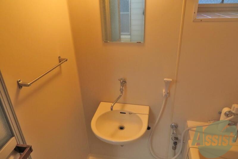 洗面設備　洗面台は浴室のなかにございます。コンパクトですね。