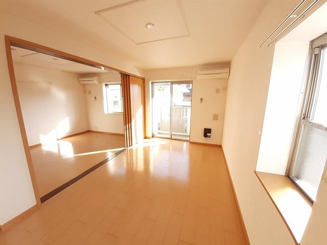 居室・リビング　こちらの居間で趣味の時間をお楽しみください