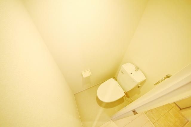 トイレ　白を基調とした清潔感のあるトイレです