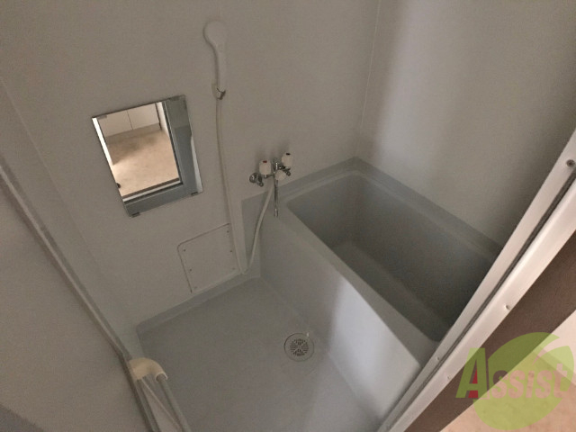 バス・シャワールーム　浴室は狭すぎず、シャワーも浴びやすそうです。