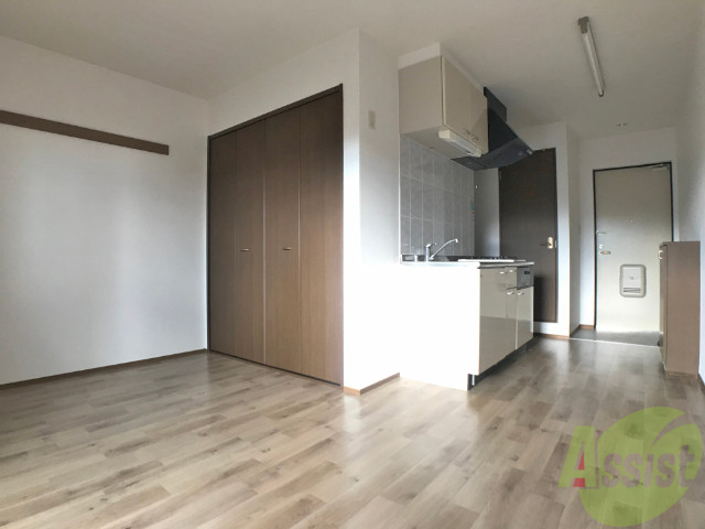 居室・リビング　広々としたワンルームです。綺麗なフローリングですね。