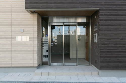 建物外観　玄関はオートロック付きです。