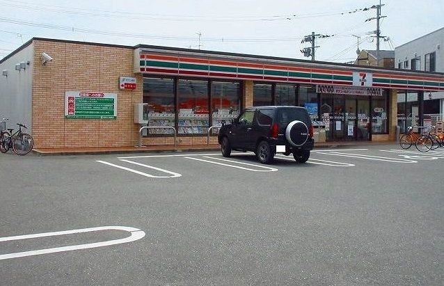 コンビニ　セブンイレブン（コンビニ）まで56m