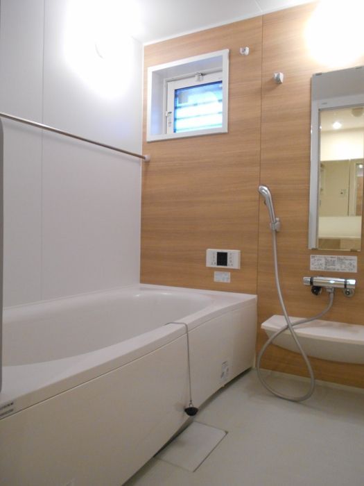 バス・シャワールーム　★浴室に窓があります★