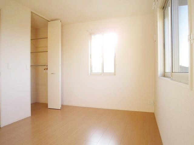 居室・リビング　☆２面採光明るい寝室☆