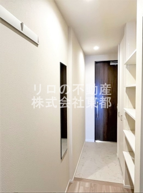 玄関　玄関にも収納が設置されているので使いやすい♪