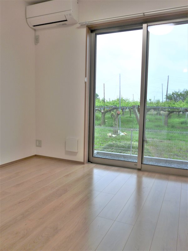 居室・リビング　約10帖のLDKは南向きの優しい日差しが入ります。