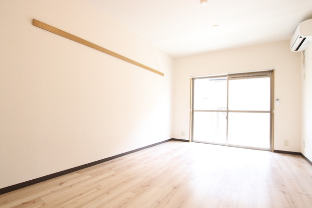 居室・リビング　明るい１０帖のリビングです♪