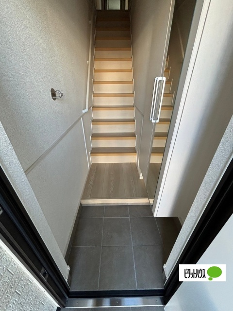 玄関　同物件別部屋