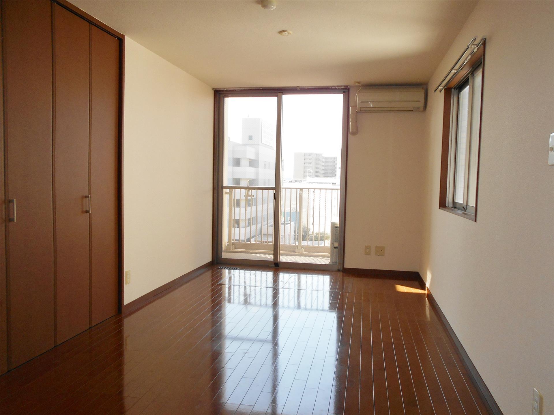 居室・リビング　2面採光で明るい洋室7.7帖♪