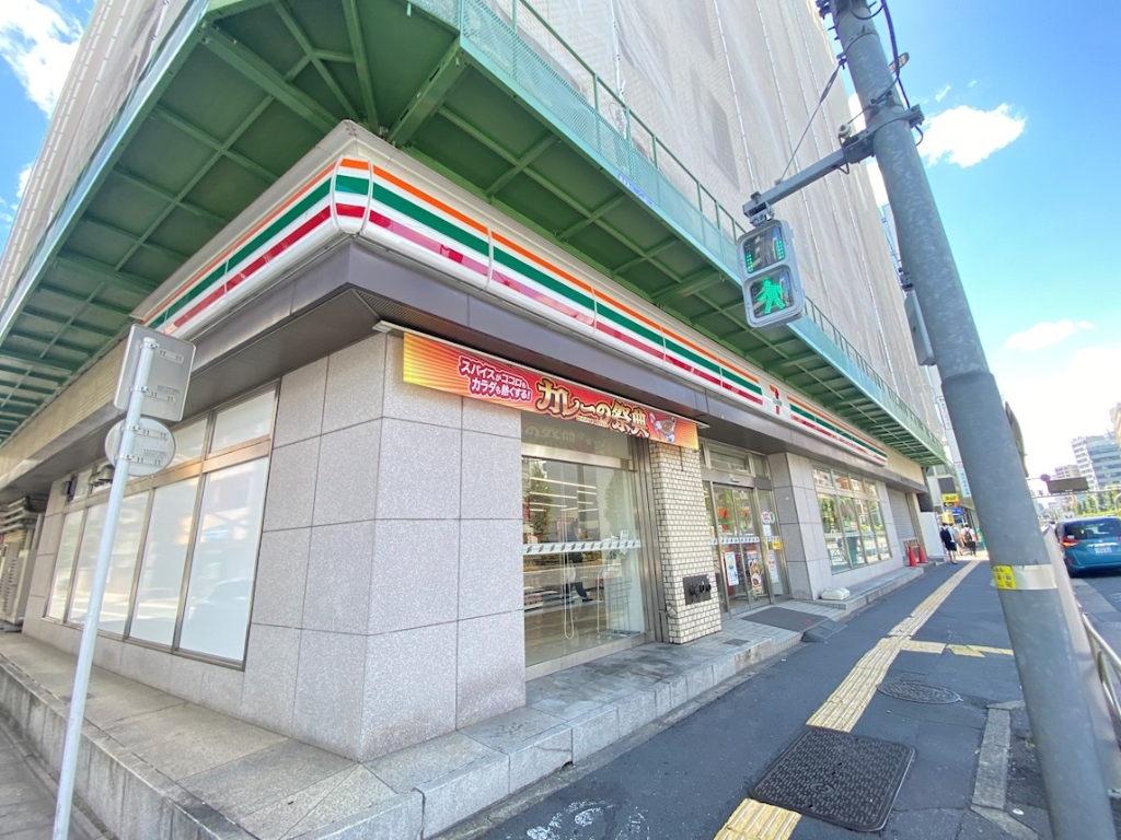 コンビニ　セブンイレブン 足立中居郵便局前店（コンビニ）まで107m