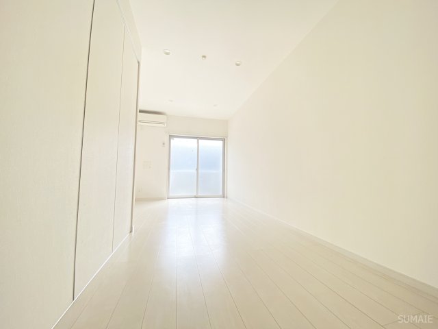 居室・リビング　人気のホワイトフローリング。