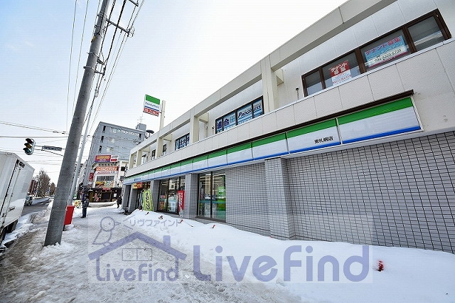 コンビニ　ファミリーマート東札幌店（コンビニ）まで242m