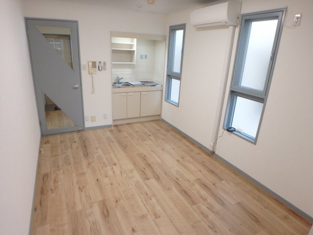 居室・リビング　窓が多く明るいリビング