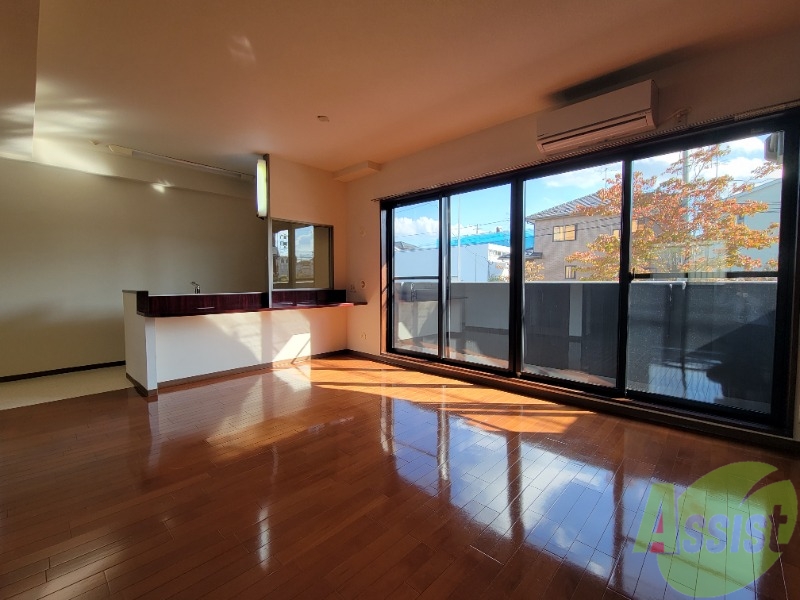 居室・リビング　広々とした１ＬＤＫ。ゆったりとした空間がいい感じ。