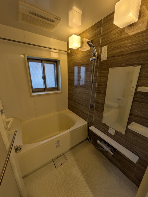 バス・シャワールーム　清掃完了前の写真です。