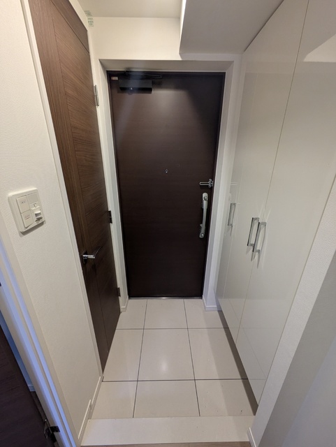 玄関　清掃完了前の写真です。