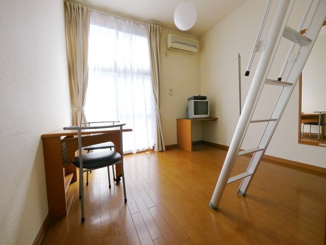 居室・リビング　★ＴＶ、机、冷蔵庫、電子レンジ設備です★