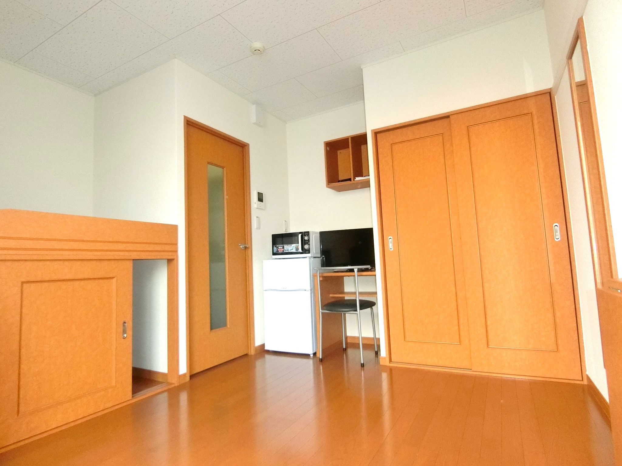 居室・リビング　ベッドスペース・クローゼット・テレビ・冷蔵庫を完備です☆