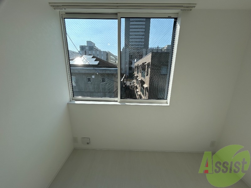 バルコニー　ベランダはございませんが、部屋干し用に室内物干しがあります。