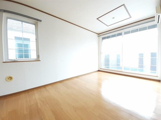 居室・リビング　大きな窓から日差したっぷりの居間です！