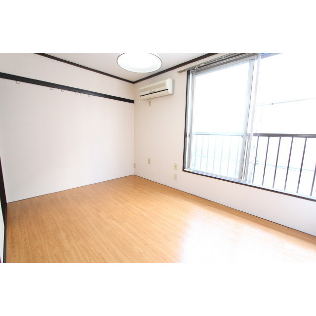 居室・リビング　使いやすい形の居室♪