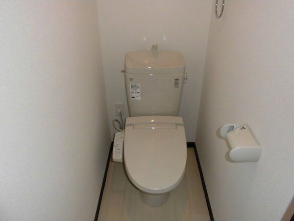 トイレ　嬉しいウォシュレット付きのトイレ！便座温かいですよ♪