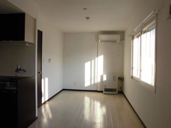 居室・リビング　明るいリビングで気持ちも明るくなりますね♪