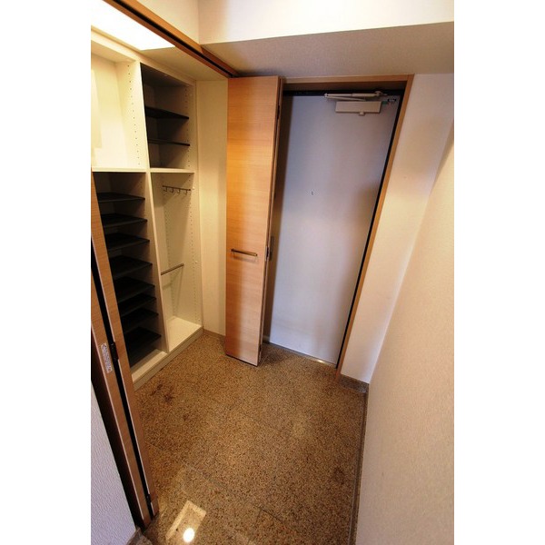 玄関　玄関　収納充実