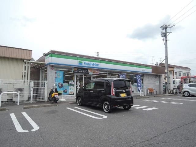 コンビニ　ファミリーマート（コンビニ）まで450m