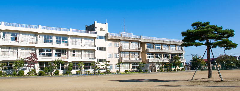 小学校　加茂市立下条小学校（小学校）まで822m