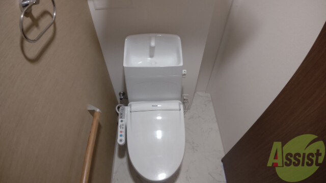 トイレ　温水洗浄便座付きのトイレは、使用しやすくうれしいですね。