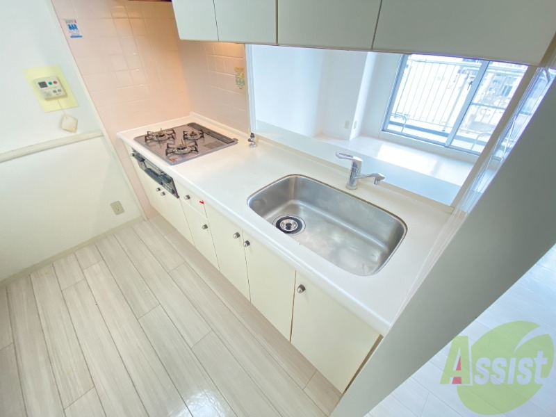 キッチン　清潔感のある白いキッチン