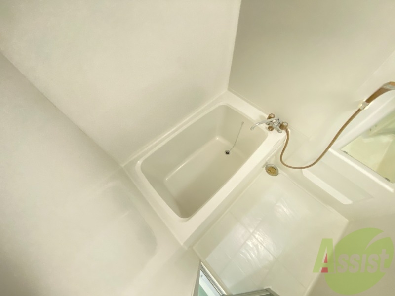 バス・シャワールーム　大きめの浴槽で一日の疲れを癒やしてください。