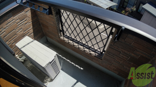 バルコニー　洗濯干しも設置してあるので問題なく干せそうですね。