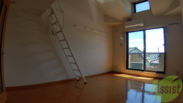 居室・リビング　陽当たりが良く、広々として過ごしやすそうです。