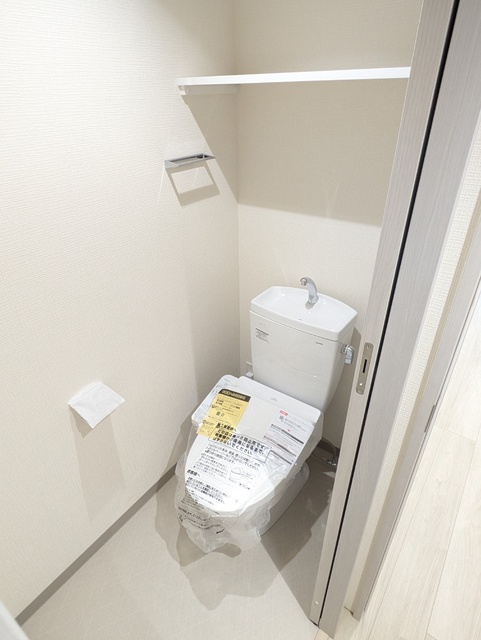 トイレ　同タイプ参考写真（配色形状等異なる場合があります）