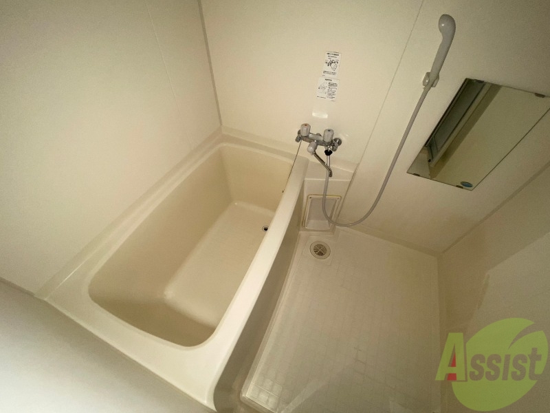 バス・シャワールーム　バスルームは狭すぎず、シャワーも浴びやすそうです。