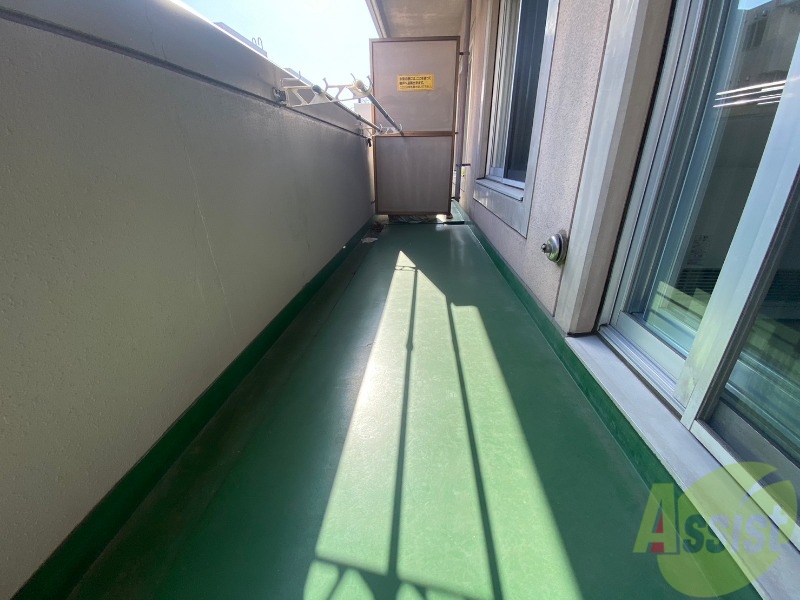 バルコニー　バルコニーは幅があり、広い印象を受けました。