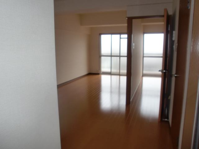 玄関　玄関側から見た部屋