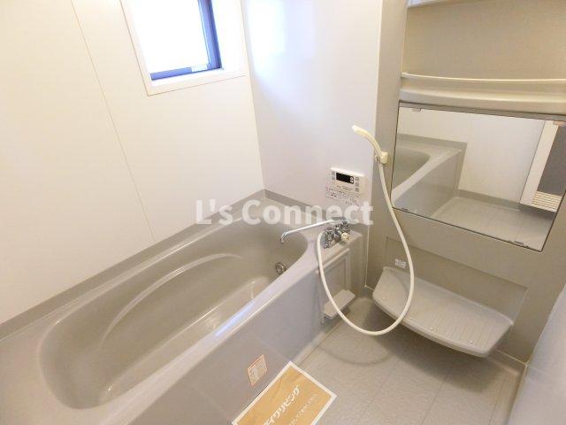 バス・シャワールーム　足を伸ばして入れる１坪浴室。追焚き機能付きです。