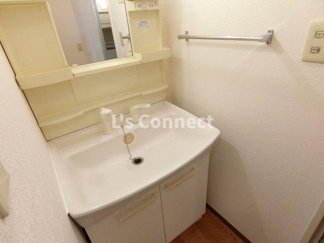 洗面設備　朝の支度もスムーズな独立洗面台。