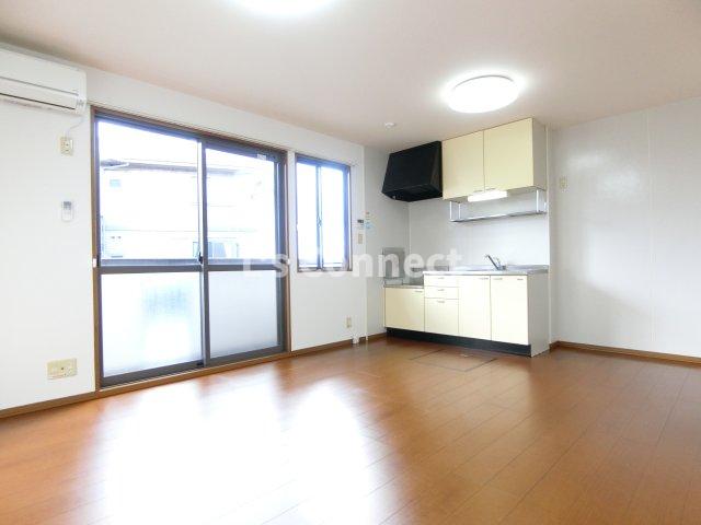 居室・リビング　１０．５帖のＬＤＫ。角部屋で２面に窓があります。