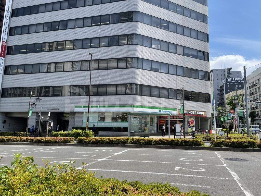 コンビニ　ファミリーマート　南大塚三丁目店（コンビニ）まで90m