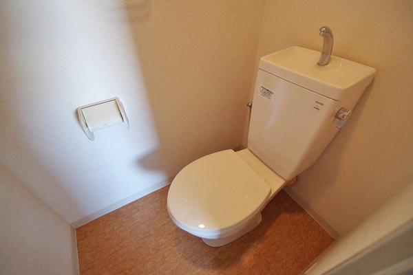 トイレ　上部棚あり☆