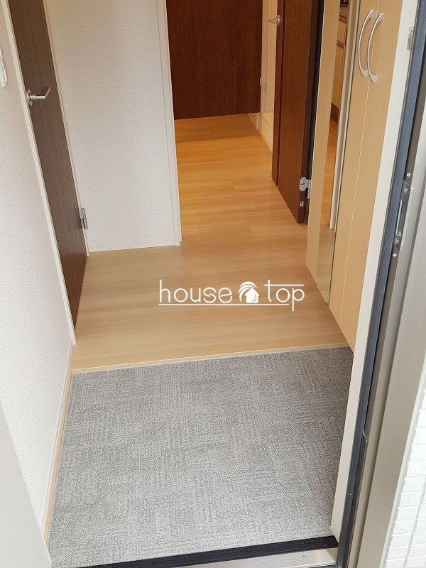 玄関　シューズボックス完備で靴の収納には困りませんね！