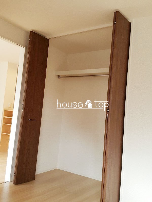 収納　ワイドなクローゼットには衣類などたくさん収納出来ます！