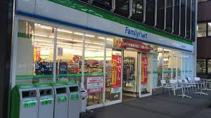 コンビニ　ファミリーマート 三田三丁目店（コンビニ）まで991m