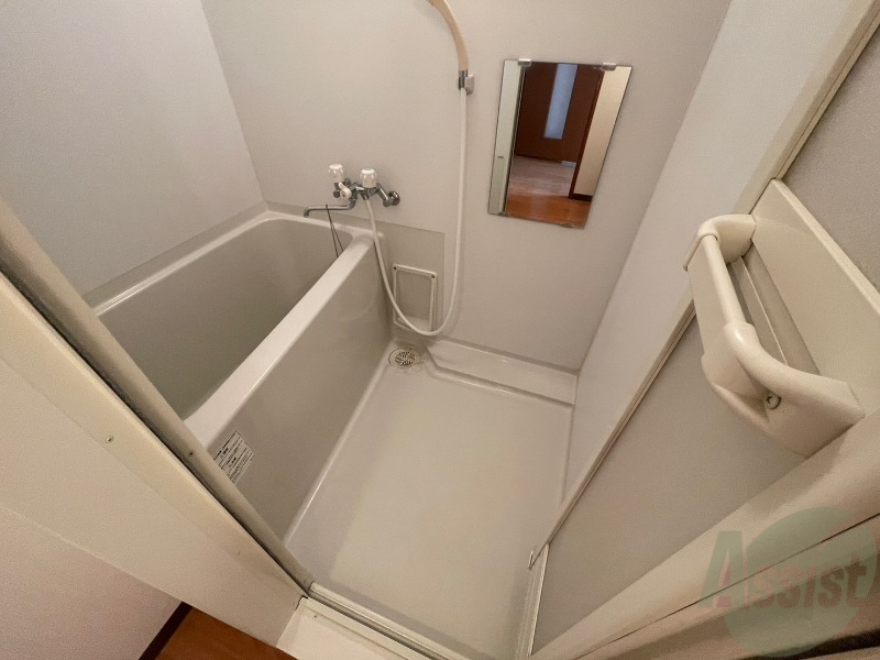 バス・シャワールーム　バスルームは狭すぎず、シャワーも浴びやすそうです。